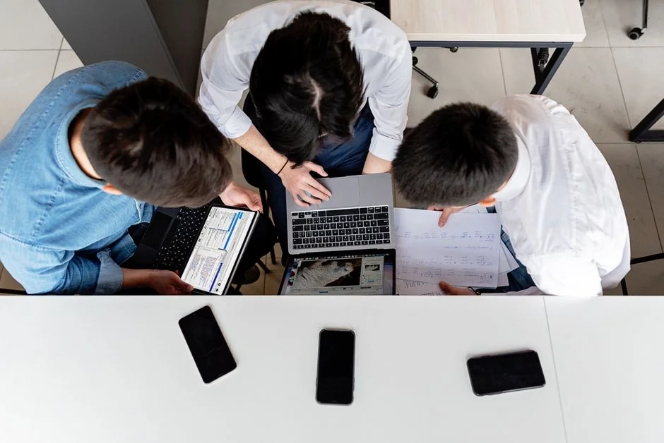 services-02 Gros plan sur une feuille d'autocollants Google Material Design apposée sur un MacBook.